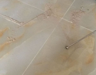 加查瓷砖空鼓维修公司分享粘合剂选择不当在瓷砖铺贴过程中可能导致以下问题