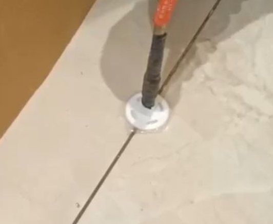 加查瓷砖空鼓维修公司专业解答瓷砖在铺贴过程中，如果没有涂抹均匀到位的粘结材料（如水泥砂浆或瓷砖胶），可能会导致以下问题