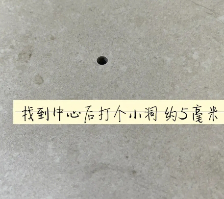 加查瓷砖空鼓维修公司专业解答在瓷砖铺贴过程中，如果砂料搅拌不均匀，将会带来以下问题