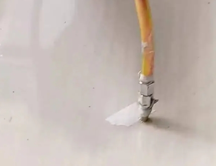 加查瓷砖空鼓维修公司专业解答在瓷砖铺贴过程中，如果使用的砂料过粗（如全部使用了粗砂），可能会导致以下问题