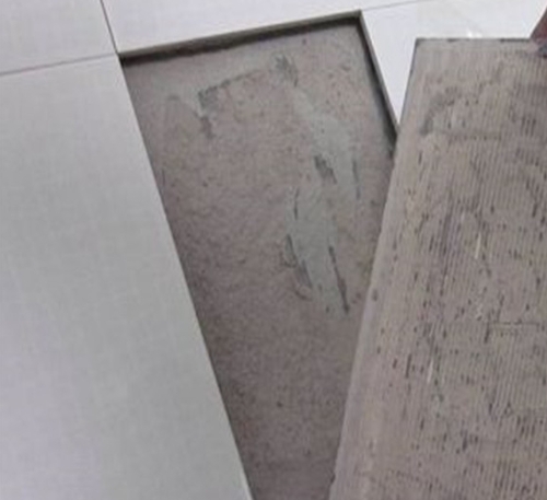 加查瓷砖空鼓维修公司分享瓷砖铺贴时如果打浆（即涂抹在瓷砖背面和基层上的砂浆或瓷砖胶）过少，会带来以下问题